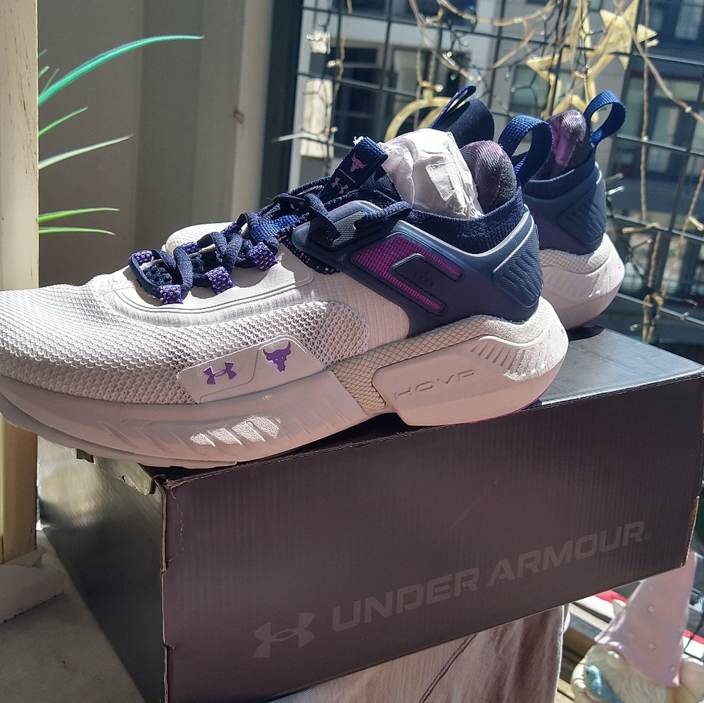 Under Armour Dwayne Johnson Women's Size 10 New! Comes w/ Under Armour' 26 Logo